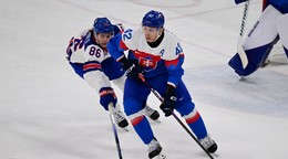 Na snímke sprava Martin Fehérváry (Slovensko) a Jack Hughes (USA).