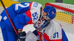 Na snímke slovenskí hokejisti zľava Martin Marinčin a brankár Samuel Hlavaj reagujú po prehre 1:6 v zápase o 3. miesto Slovensko - Fínsko.