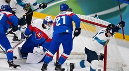 Slovenskí hokejisti inkasujú gól s Fínskom v zápase o bronz na ZOH 2026.