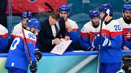 Hlavný tréner Vladimír Országh rozdáva pokyny hráčom v zápase o bronz proti Fínsku. 