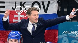 Tréner Vladimír Országh na lavičke Slovenska počas ZOH 2026.