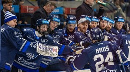 Hokejisti Popradu sa tešia z gólu.