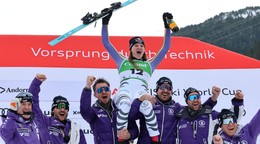 Nemecká lyžiarka Emma Aicherová oslavuje so svojím tímom triumf v super-G v Soldeu 2026.