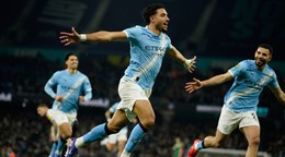 Omar Marmoush sa teší z gólu.