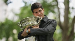 Španielsky tenista Carlos Alcaraz pózuje s trofejou po jeho nedeľnej výhre nad Srbom Novakom Djokovičom.