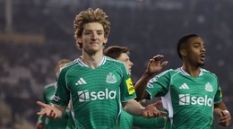 Na snímke hráč Newcastlu Anthony Gordon (vľavo) sa raduje po strelení gólu v prvom zápase play off o postup do osemfinále Ligy majstrov.