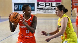 Na snímke zľava Zoesha Bonita Shondrell Smithová (MBK Ružomberok) a Nela Čatlošová (Young Angels).
