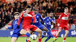 Ben Nelson z Leicester City (vľavo) bráni, zatiaľ čo David Strelec strieľa na bránu.