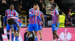 Hráči Crystal Palace oslavujú gól v sieti Mostaru.