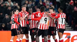Na snímke hráč Sunderlandu Habib Diarra (uprostred) sa raduje so spoluhráčmi po strelení gólu v zápase 24. kola anglickej Premier League AFC Sunderland - Burnley FC.