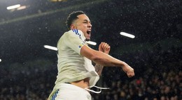 Noah Okafor oslavuje gól. 