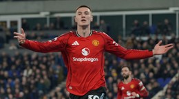 Benjamin Šeško oslavuje gól.