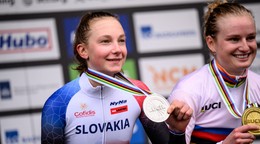 Viktória Chladoňová pózuje so striebornou medailou z pretekov U23 na MS v cyklokrose 2026.