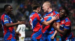 Karel Spáčil (druhý sprava) sa teší so spoluhráčmi z gólu počas odvetného zápasu play off o osemfinále Európskej ligy FC Viktoria Plzeň - Panathinaikos Atény.
