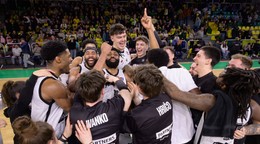 Basketbalisti BC Prievidza oslavujú po tom, čo sa stali víťazom Tipos Final Four Slovenského pohára v sezóne 2025/2026.