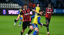 Jakub Paur (Trnava) a Kai Brosnan (Michalovce) bojujú o loptu v zápase 19. kola futbalovej Niké ligy.