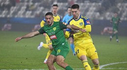 Na snímke vpravo Leonardo Lukačevič (Košice) a Krisztián Bari (Žilina).