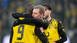 Serhou Guirassy sa teší z gólu so spoluhráčmi.