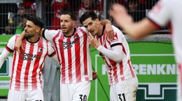  Hráč Freiburgu Igor Matanovič (vpravo) sa teší z gólu so spoluhráčmi.