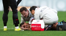 Arthur z Bayer Leverkusen leží zranený na trávniku.