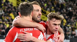 Hráč Bayernu Harry Kane (uprostred) oslavuje gól