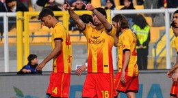 Lecce oslavuje gól. 