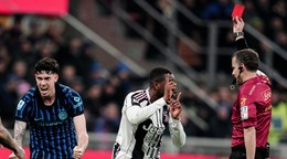 Pierre Kalulu (v strede) reaguje na červenú kartu. Alessandro Bastoni (prvý zľava) oslavuje rozhodnutie rozhodcu.