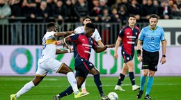 Hráč Cagliari Ibrahim Sulemana Kakari (uprostred) v akcii v zápase talianskej ligy Serie A Cagliari Calcio - US Lecce.