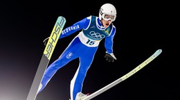 ONLINE: Hektor Kapustík dnes ide skoky na lyžiach na veľkom mostíku na ZOH 2026.
