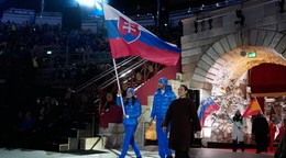 Slovenskú vlajku na záverečnom ceremoniáli ZOH 2026 v Miláne a Cortine d’Ampezzo niesli skialpinisti Jakub Šiarnik a Rebeka Cullyová.