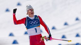 Nórsky bežec na lyžiach Johannes Hösflot Kläbo sa raduje po výhre.