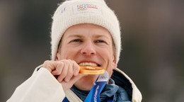 Johannes Hoesflot Klaebo so zlatou medailou na ZOH 2026.