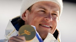 Nórsky bežec na lyžiach Johannes Hösflot Kläbo s ôsmou zlatou medailou zo ZOH. 