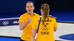 Švédky oslavujú triumf v curlingu na ZOH 2026.