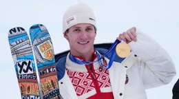 Birk Ruud pózuje so zlatou medailou po triumfe v disciplíne slopestyle na ZOH 2026.