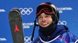 Britský akrobatický lyžiar Gus Kenworthy sa usmieva počas finále na U-rampe mužov na zimných olympijských hrách.