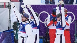 Radosť americkej trojice po zisku zlata na ZOH 2026.