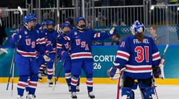 Hokejistky USA oslavujú gól. 