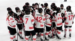 Kanadské hokejistky oslavujú víťazstvo.