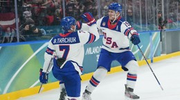 Bratia Brady Tkachuk a Matthew Tkachuk v drese USA počas ZOH 2026.