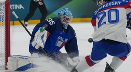 Brankár Davide Fadani a Juraj Slafkovský počas zápasu Taliansko - Slovensko na ZOH 2026.