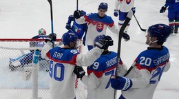 Slovenskí hokejisti oslavujú gól.