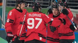 Hokejisti Kanady oslavujú gól proti Švajčiarsku.