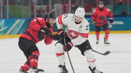 Sam Bennett a Kevin Fiala.