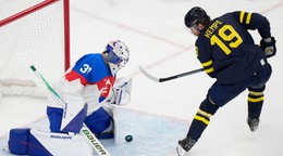 Brankár Samuel Hlavaj chytá puk v zápase so Švédskom.