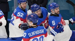 Slovenskí hokejisti v zápase proti Švédsku. 