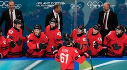 Mark Stone oslavuje zo spoluhráčmi svoj gól.