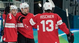 Hokejisti Švajčiarska oslavujú gól v sieti Talianska na ZOH 2026.