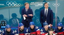 Tréner Radim Rulík (vľavo hore) na lavičke Česka počas ZOH 2026.
