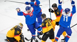 Pavol Regenda (84) oslavuje gól v zápase Slovensko - Nemecko na ZOH 2026.